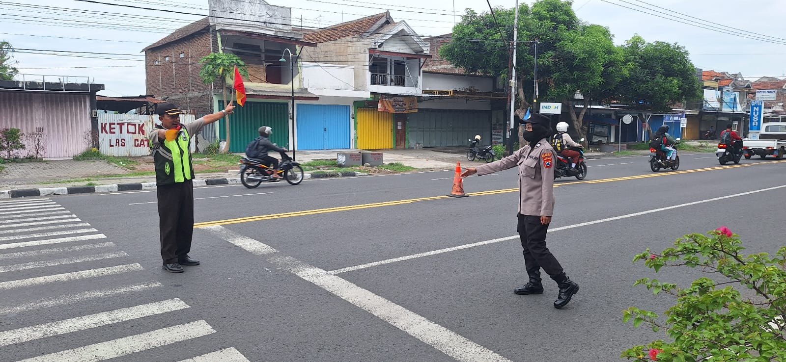 Giat Gaktur Pagi Polsek Kertosono Bantu Penyeberangan Masyarakat