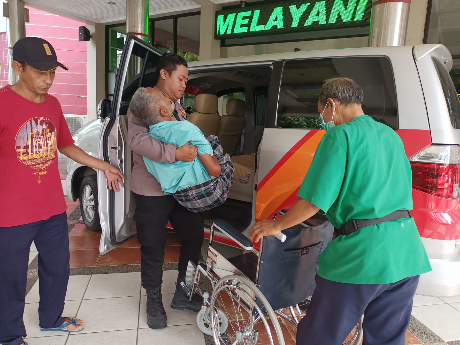 Polres Nganjuk Lakukan Pendampingan atas Pengobatan Lanjutan Mbah Iksan Ke RSUD Nganjuk