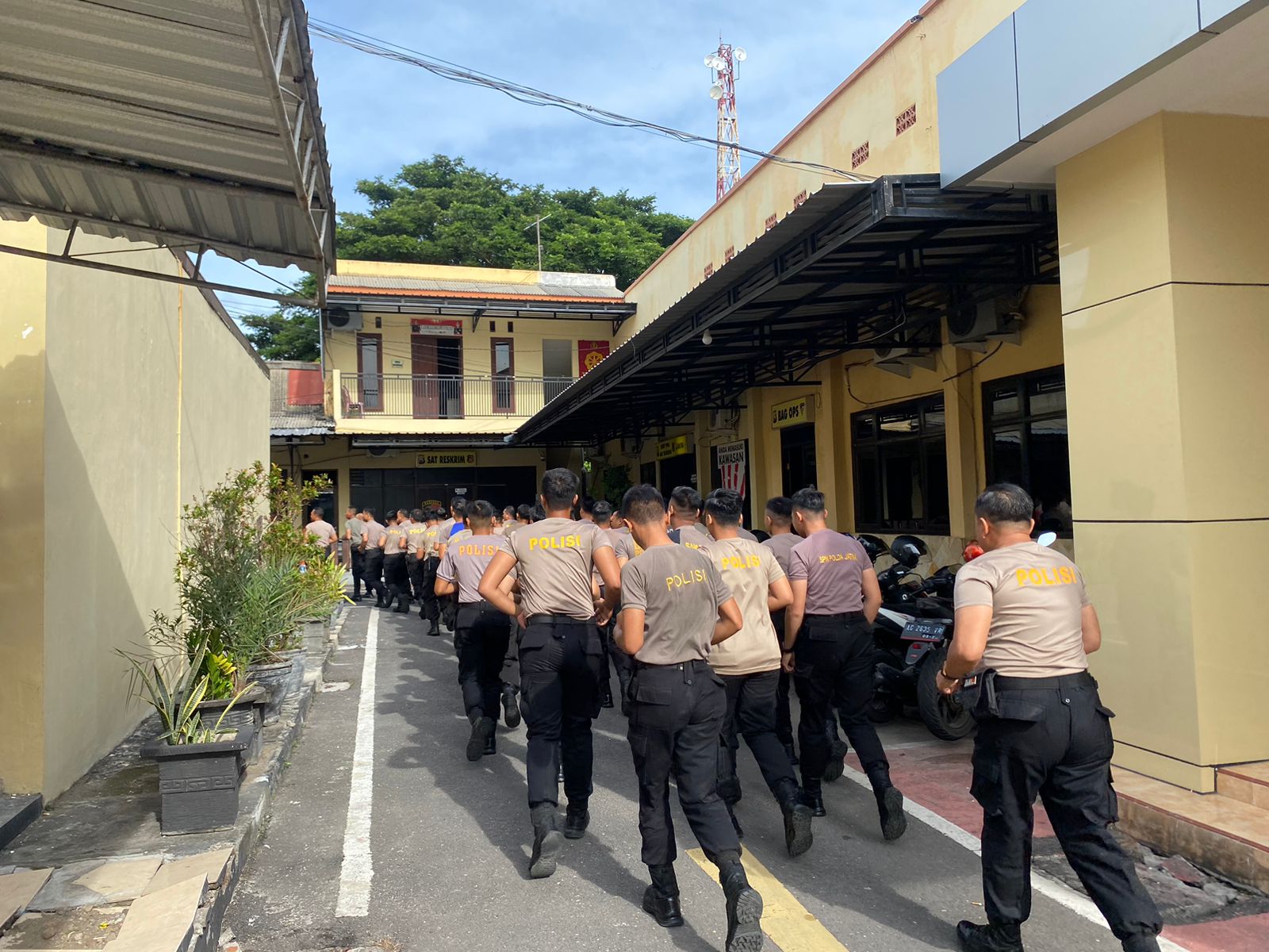 Jaga Kebugaran, Anggota Sat Samapta Polres Nganjuk Laksanakan Lari Pagi dan Latihan PBB