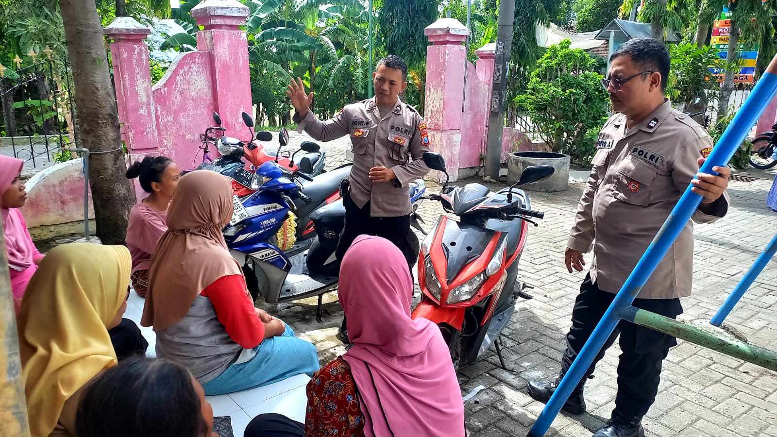 Patroli Dialogis Siang Hari Personel Polsek Jatikalen, Sampaikan Pesan Kamtibmas Kepada Warga