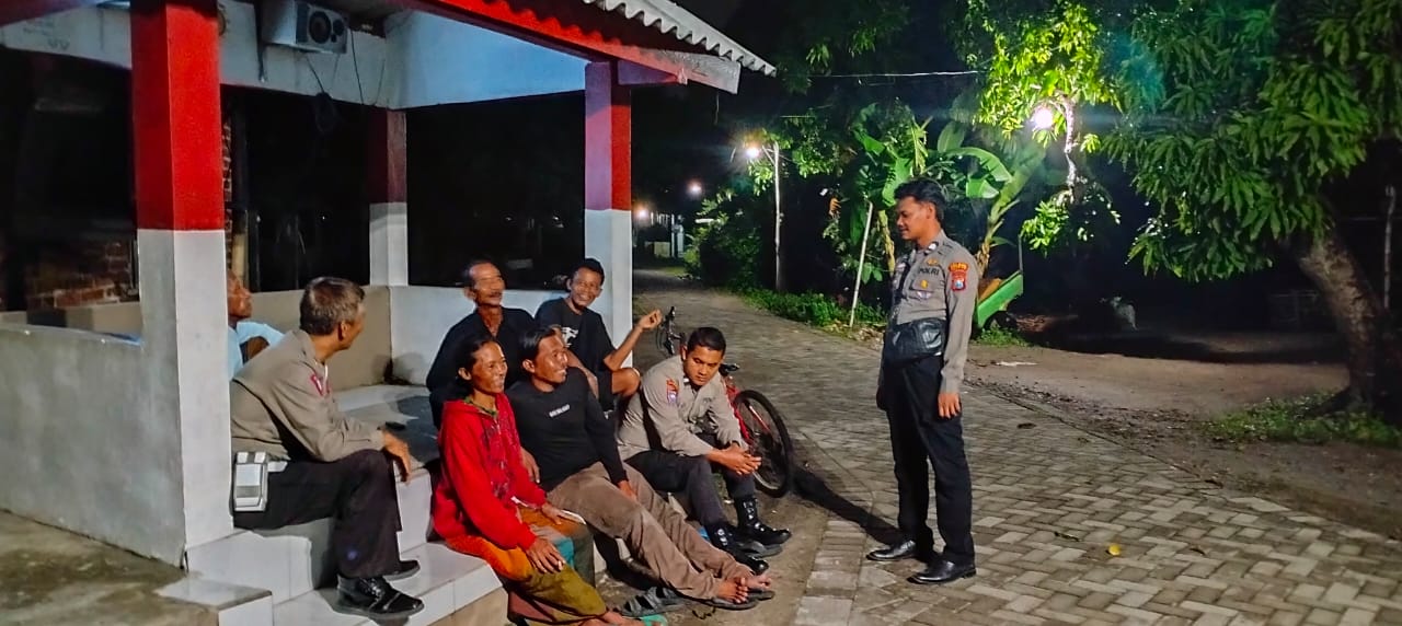 Cangkrukan Bersama Warga Jogomerto, Polsek Warujayeng Serukan Pemilu Aman dan Damai