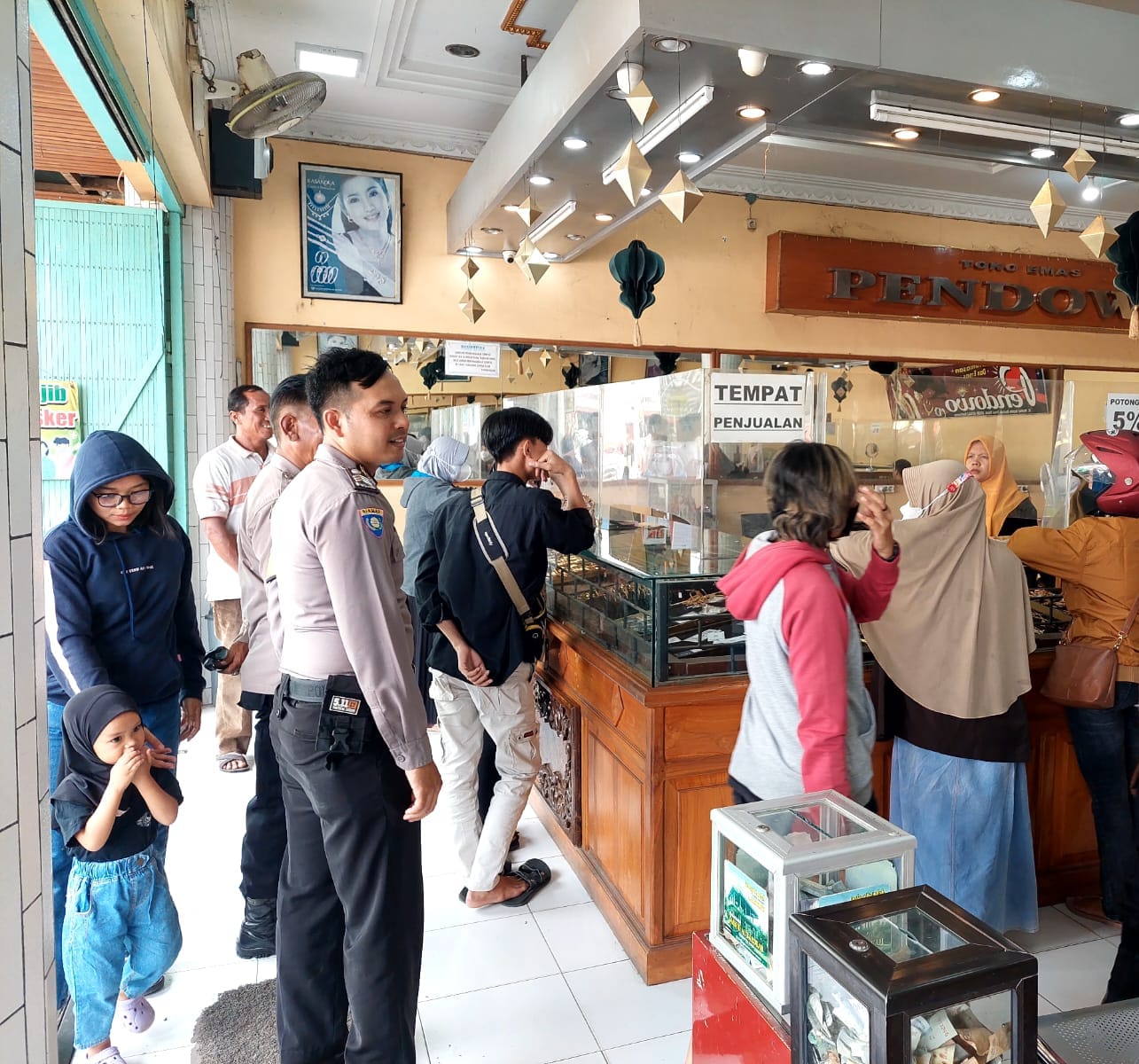 Personil Polsek Kertosono Berikan Himbauan Kamtibmas Saat Patroli Toko Emas