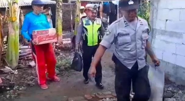 Bhabinkamtibmas Polsek Nganjuk Kota Salurkan Bantuan Sembako kepada Warga ODGJ