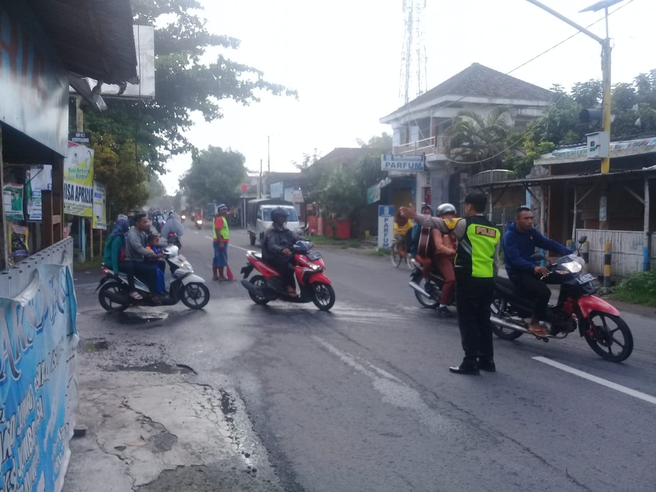 Giat Gaktur Pagi Polsek Kertosono Bantu Penyeberangan Masyarakat