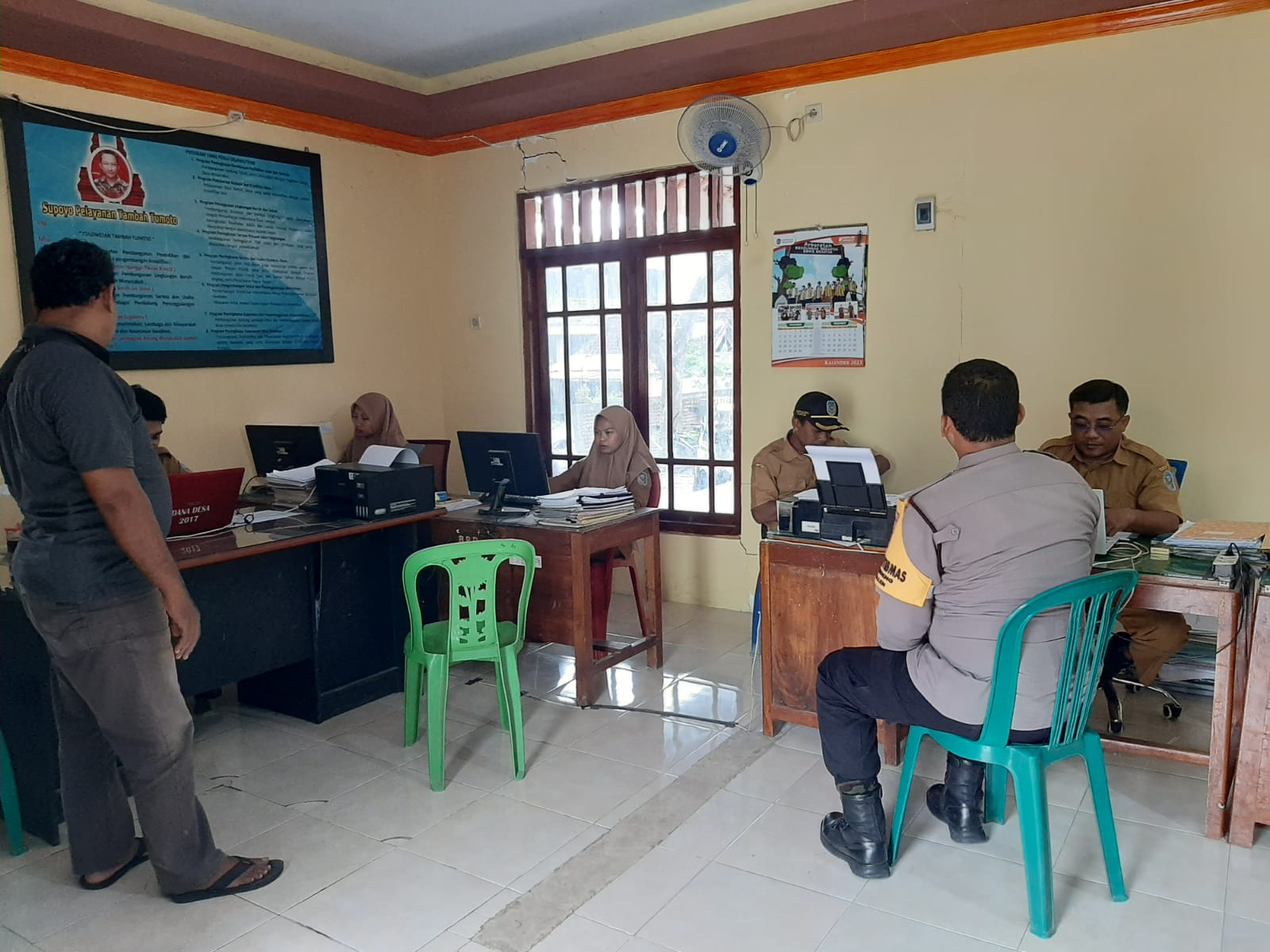 Sambangi Kantor Desa, Bhabinkamtibmas Ajak Perangkat Desa Jaga Kamtibmas