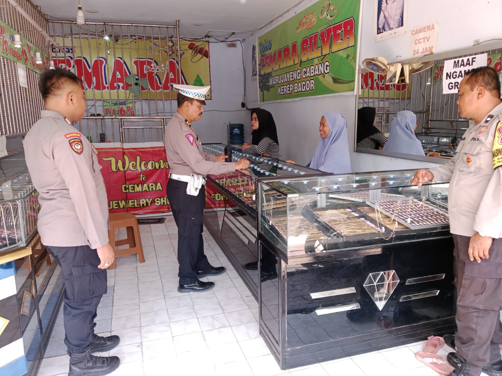 Antisipasi Gangguan Kriminalitas, Polsek Warujayeng Patroli ke Toko Emas