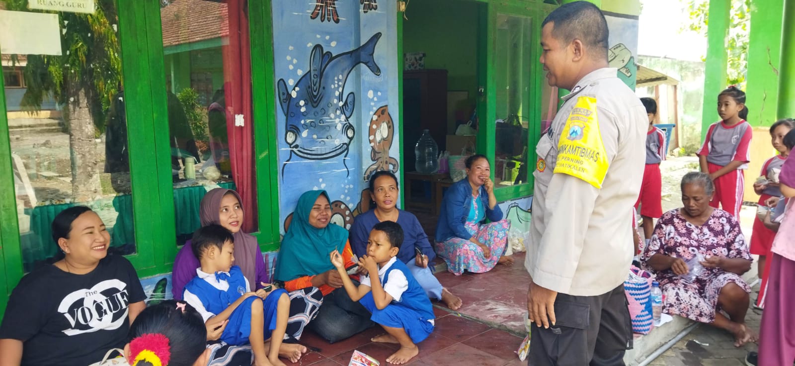 Patroli Dialogis Bhabinkamtibmas Polsek Jatikalen Memberikan Himbauan Agar Datang di TPS Pemilu 2024