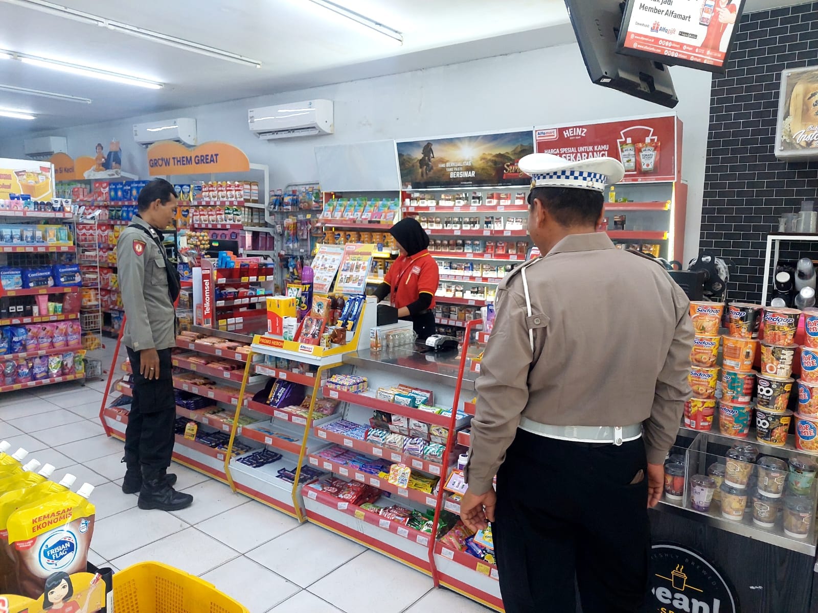 Antisipasi Curanmor anggota Polsek Kertosono Berikan Himbauan Kamtibmas saat Patroli Toko Swalayan
