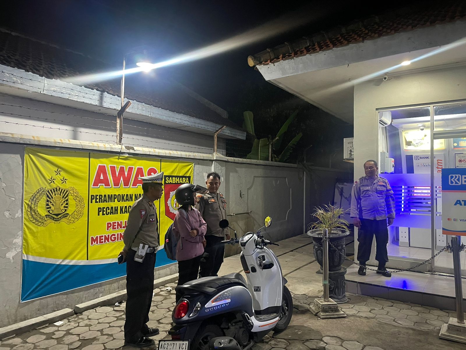 Patroli Malam, Patroli Polsek Warujayeng Sapa Pengunjung Bank