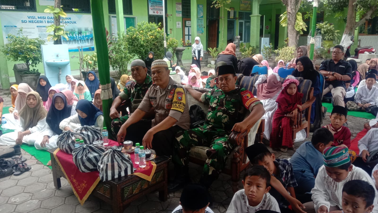 Bhabinkamtibmas Polsek Nganjuk Kota Hadiri Peringatan Isra Miraj di Sekolah