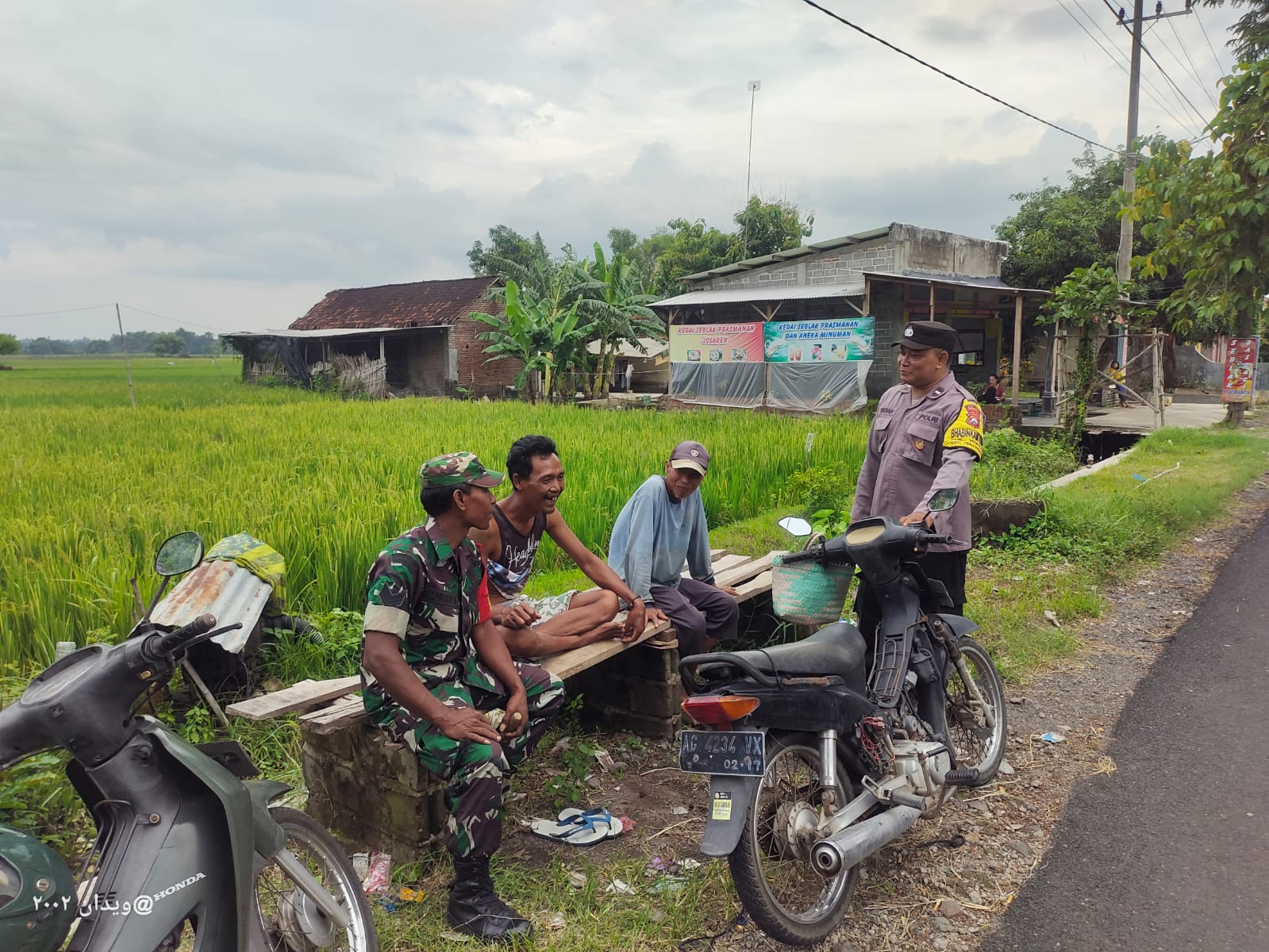 Sambang Desa, Bhabinkamtibmas Polsek Warujayeng Serukan Warga Gunakan Hak Pilih dengan Bijak