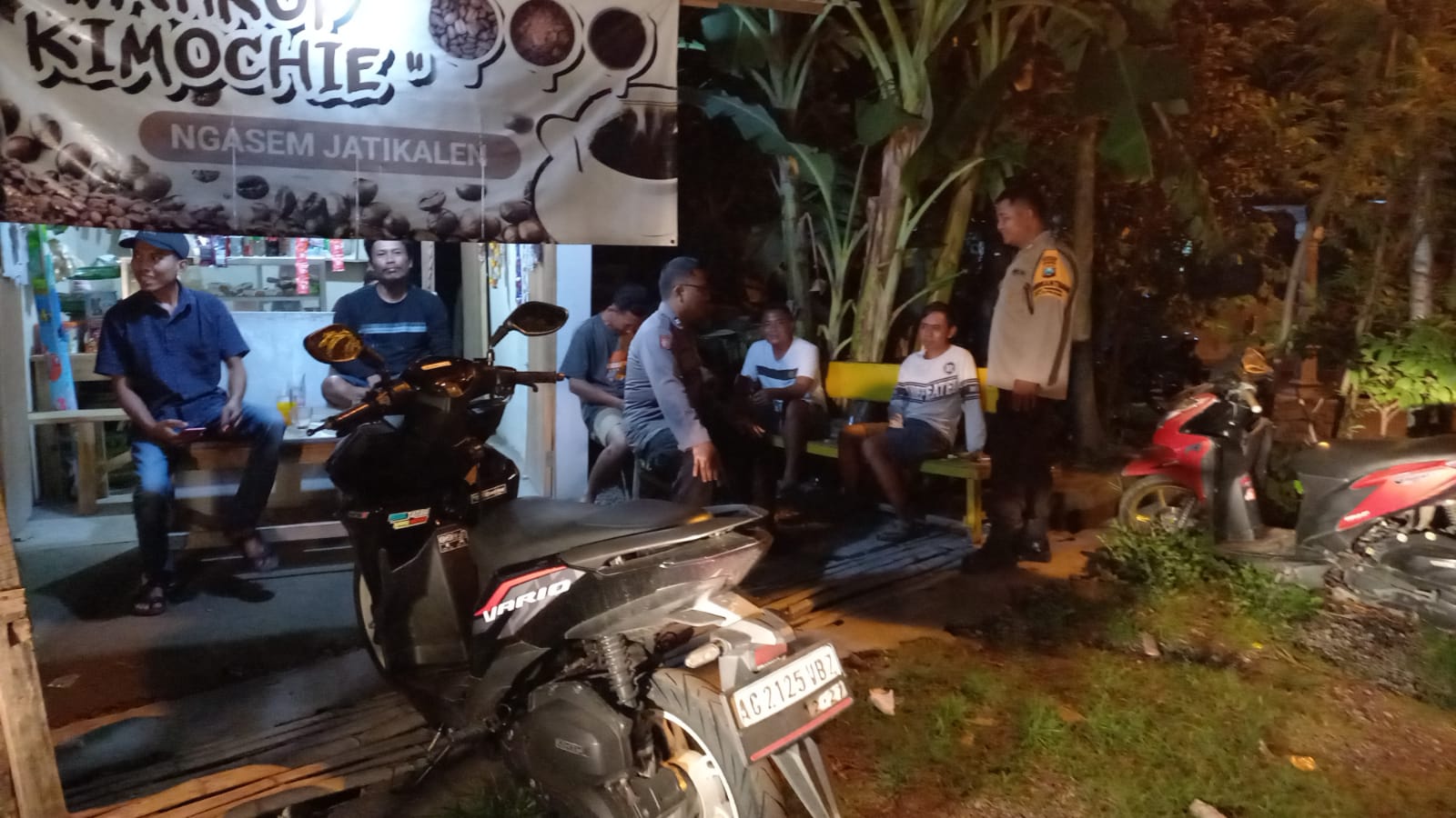 Patroli Dialogis Malam Hari, Polsek Jatikalen Ajak Warga Jaga Kamtibmas Dilingkungan Masing-masing