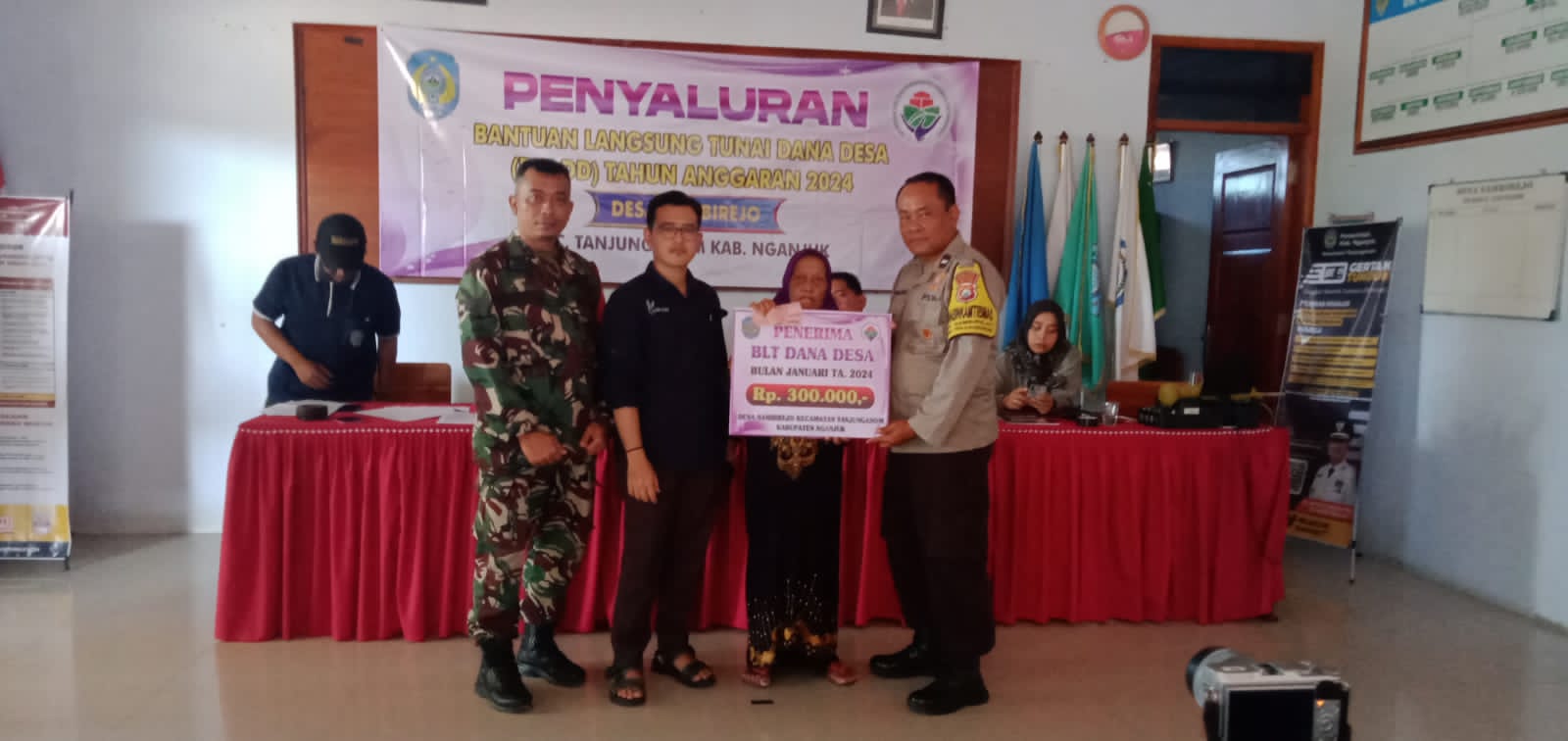 Bhabinkamtibmas Sambirejo Dampingi Penyaluran BLT-DD kepada Warganya