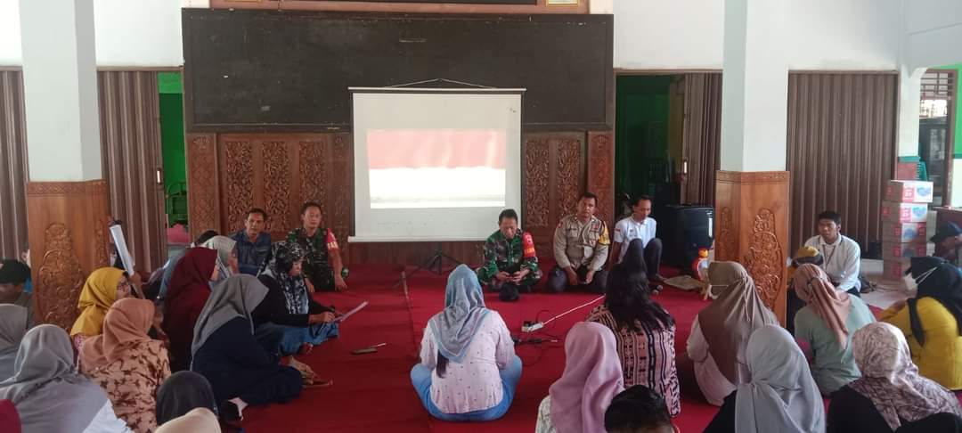 Bhabinkamtibmas Polsek Nganjuk Kota Dampingi Bimtek dan Simulasi Petugas KPPS dan Linmas