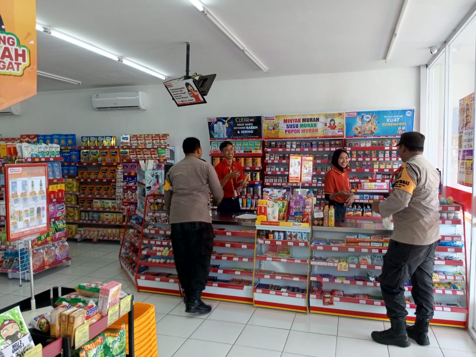 Polsek Jatikalen Patroli Minimarket Alwi Mart dan Dialogis Dengan karyawan