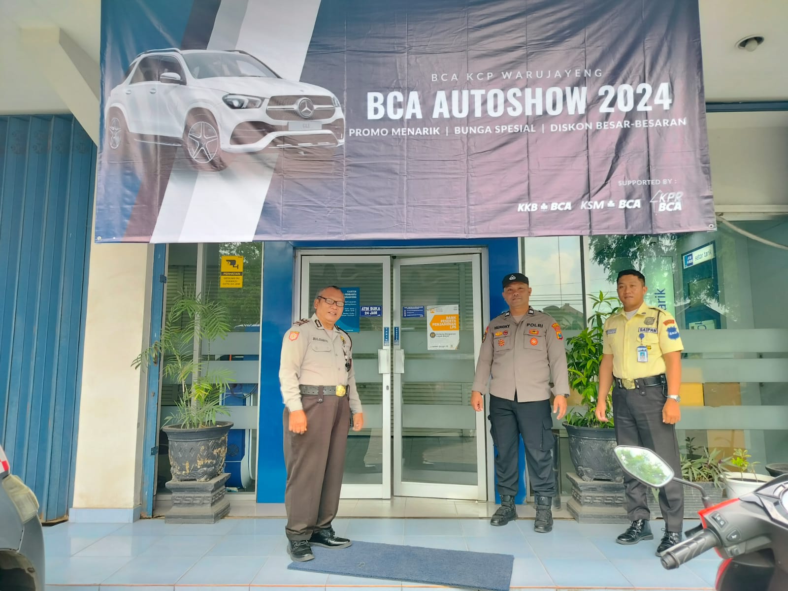 Sambangi Perbankan, Patroli Polsek Warujayeng Ingatkan Security Selalu Waspada