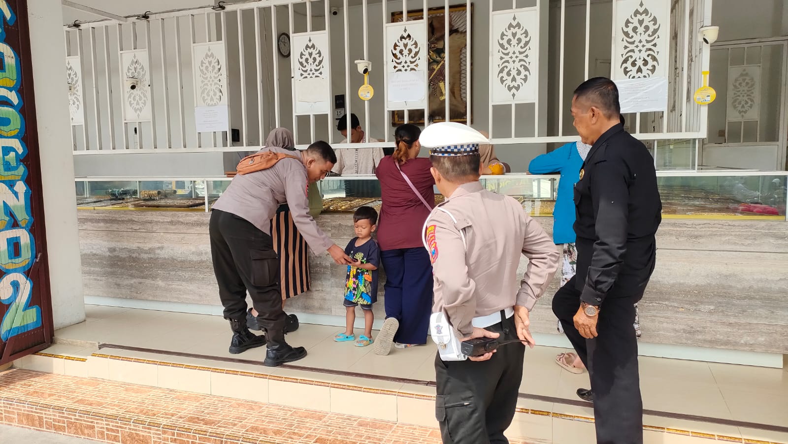 Patroli Dialogis Polsek Nganjuk Kota Ciptakan Rasa Aman di Toko Emas