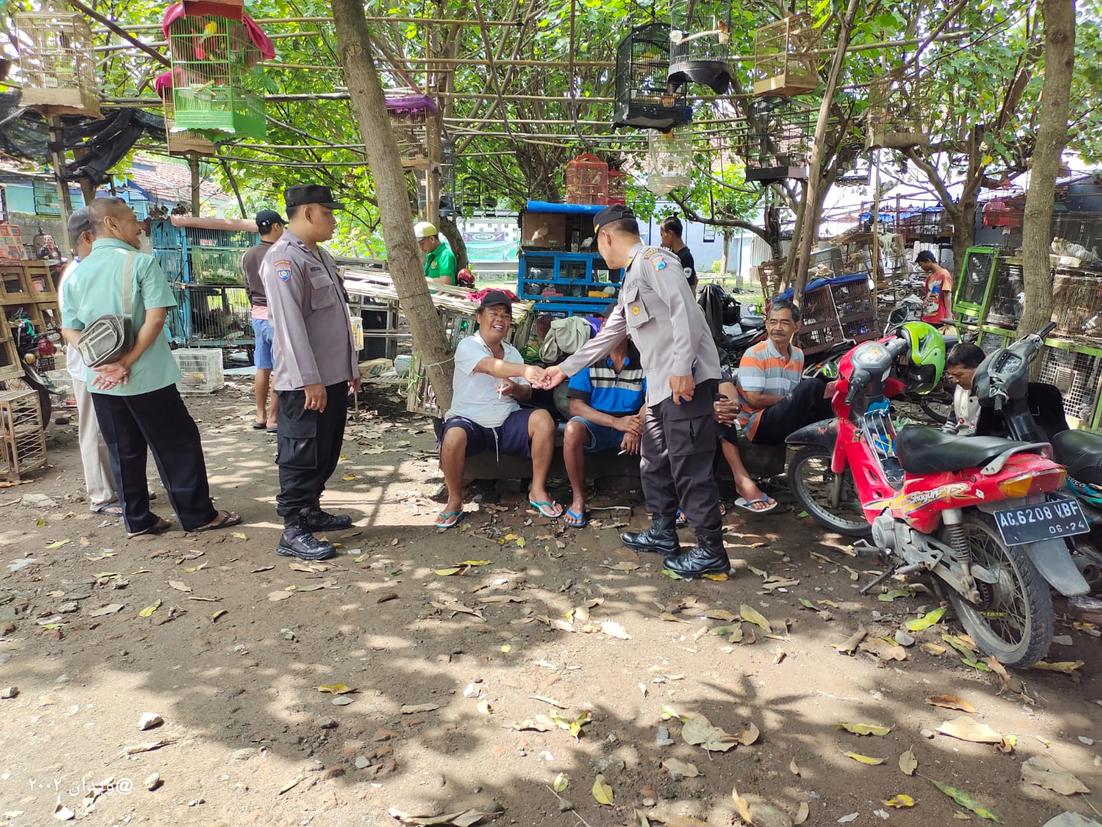 Sapa Pengunjung Pasar Burung, Kanit Binmas Polsek Warujayeng Ingatkan Warga Tak Golput