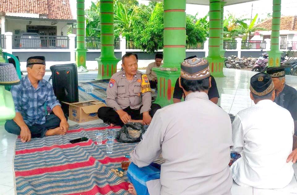 Bhabinkamtibmas Polsek Nganjuk Kota Giat Sambang Berikan Pesan Sukseskan Pemilu 2024 dan Jangan Golput