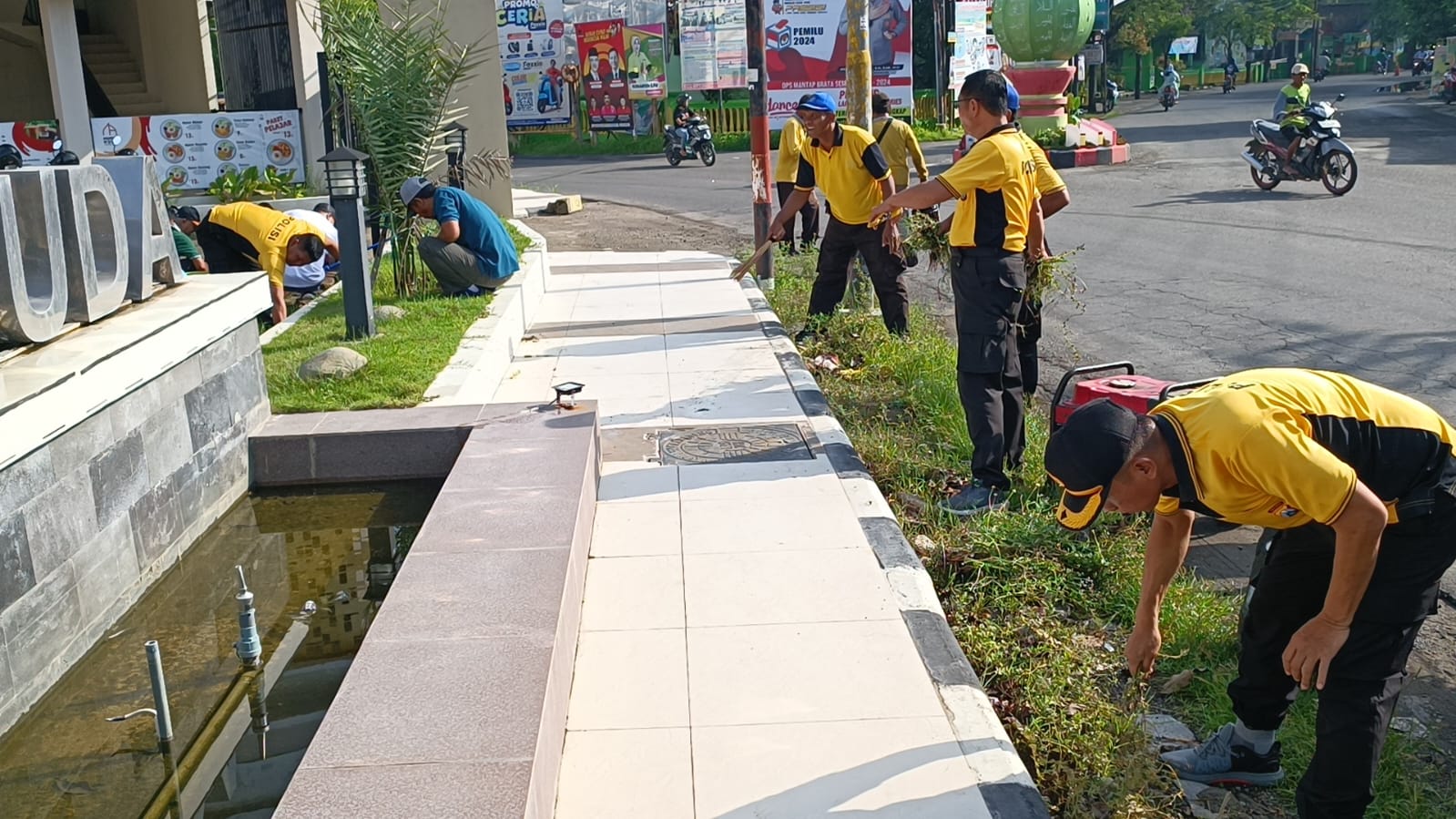 Jalin Soliditas, Aparat TNI, Polri dan ASN Kec. Tanjunganom Kerja Bhakti di Tempat Ibadah