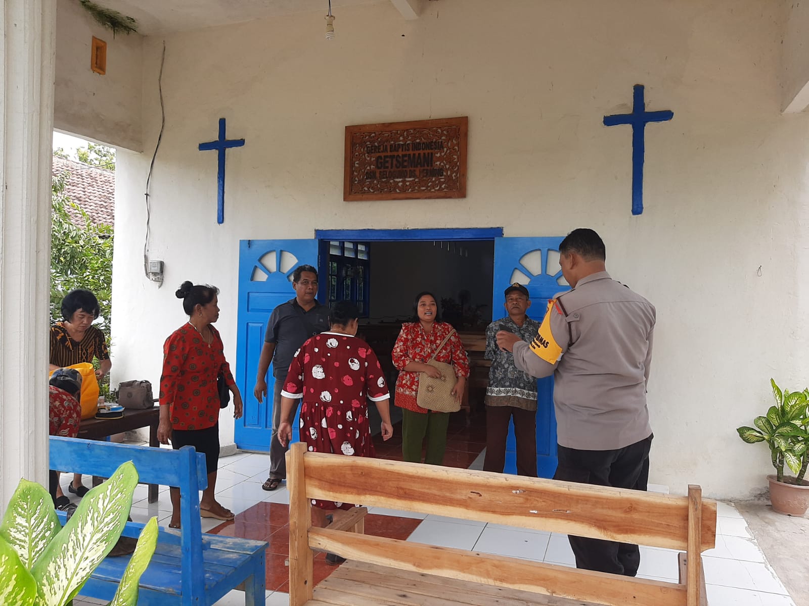 Anggota Polsek Jatikalen Laksanakan Pengamanan Ibadah Pagi Minggu Di Gereja Guna Beri Rasa Aman Nyaman Bagi Jemaat