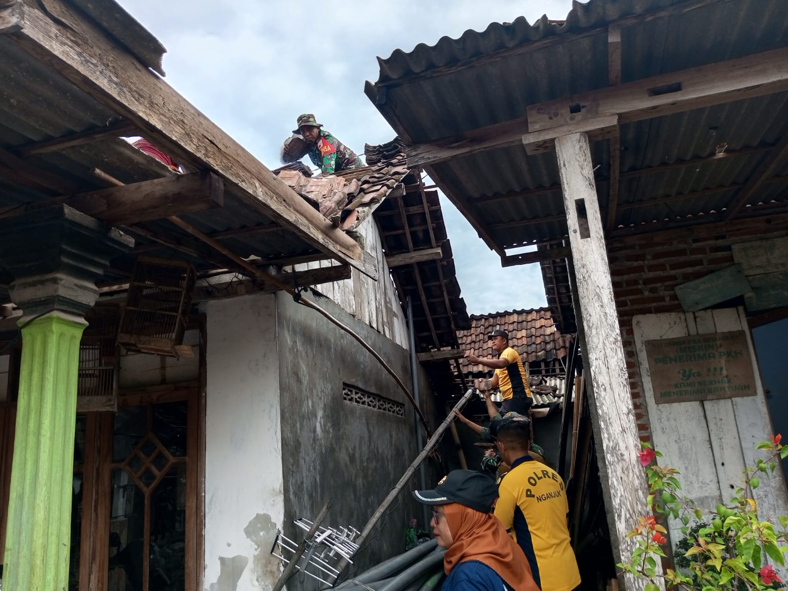 Sinergitas Forpincam Jatikalen bersama TNI-Polri Bantu Warga Terdampak Angin Puting Beliung