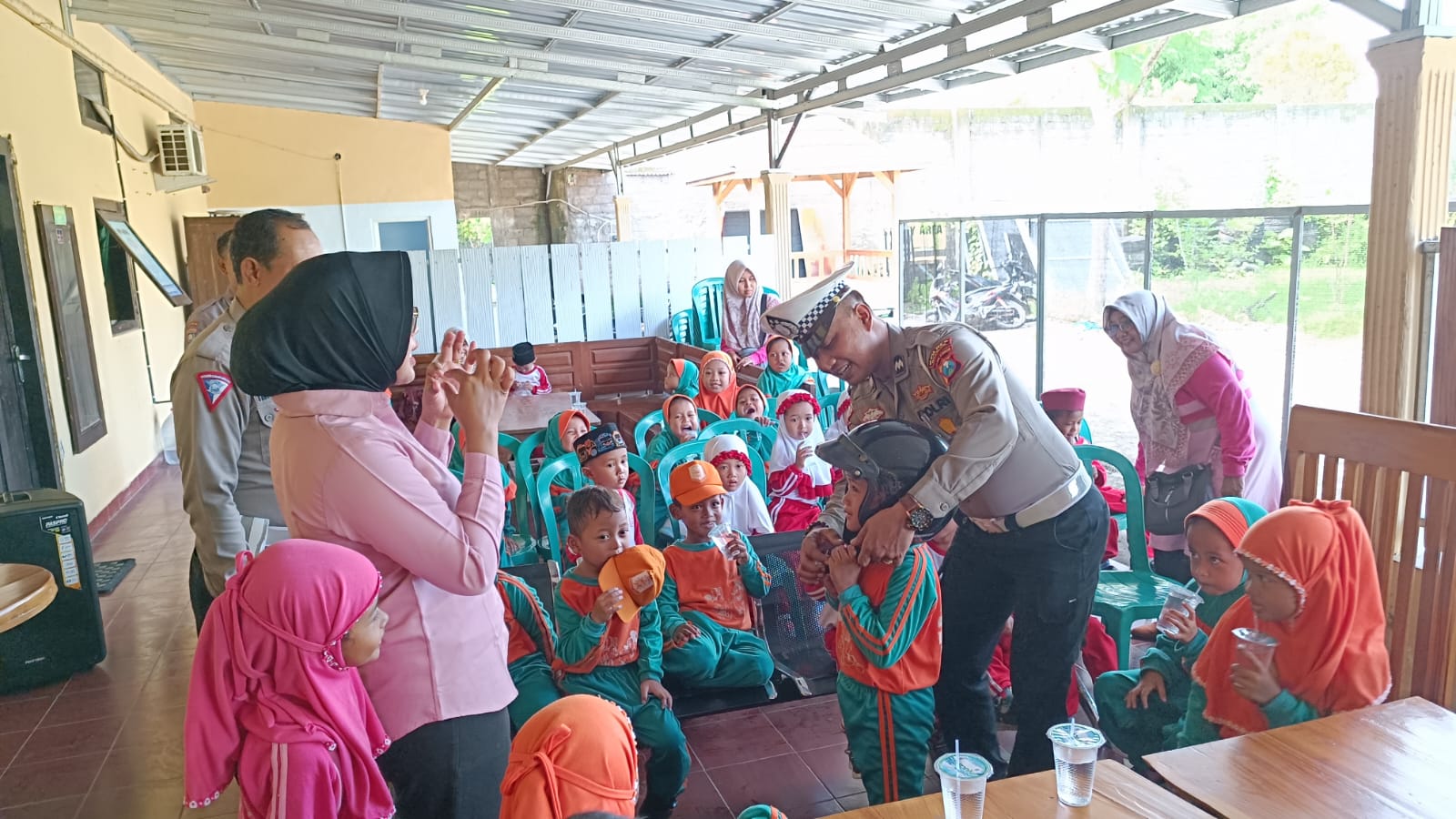 Polisi Sahabat Anak, RA Muslimat Khodijah V Jogomerto Kunjungi Polsek Warujayeng