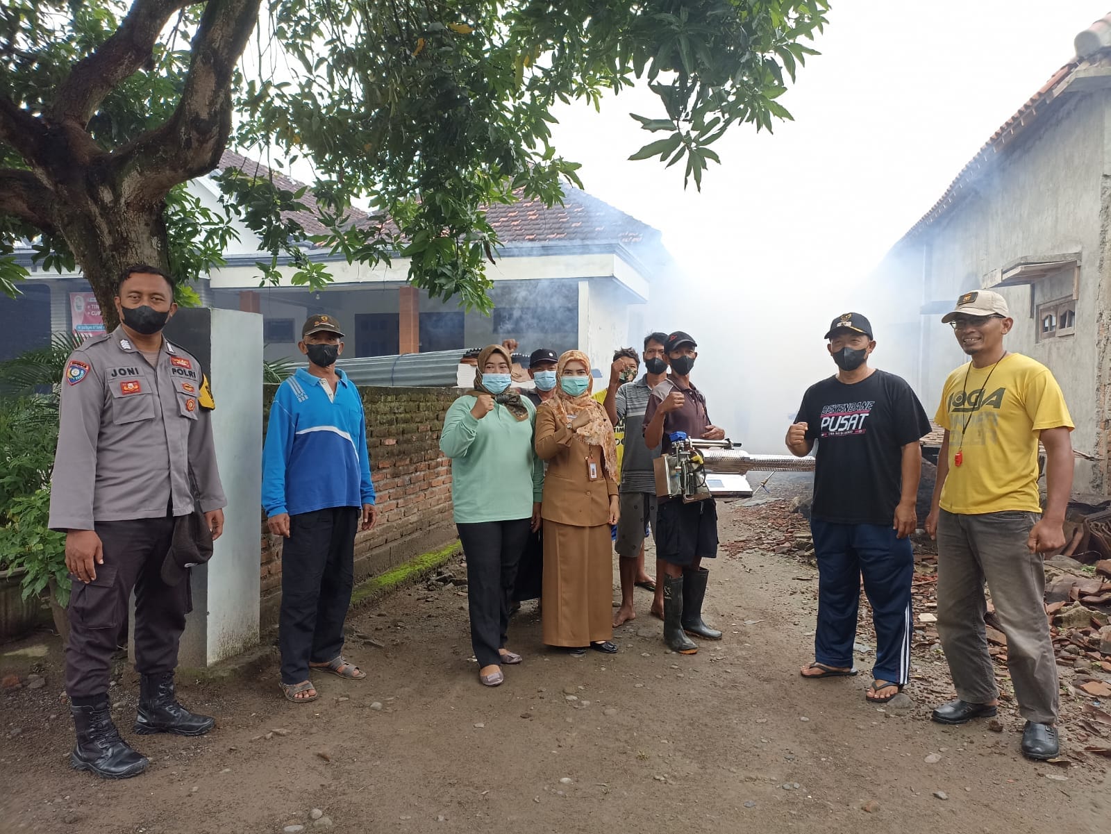 Bhabinkamtibmas Polsek Nganjuk Kota Bersinergi dengan Perangkat Desa dan Puskesmas Gelar Fogging Cegah DBD