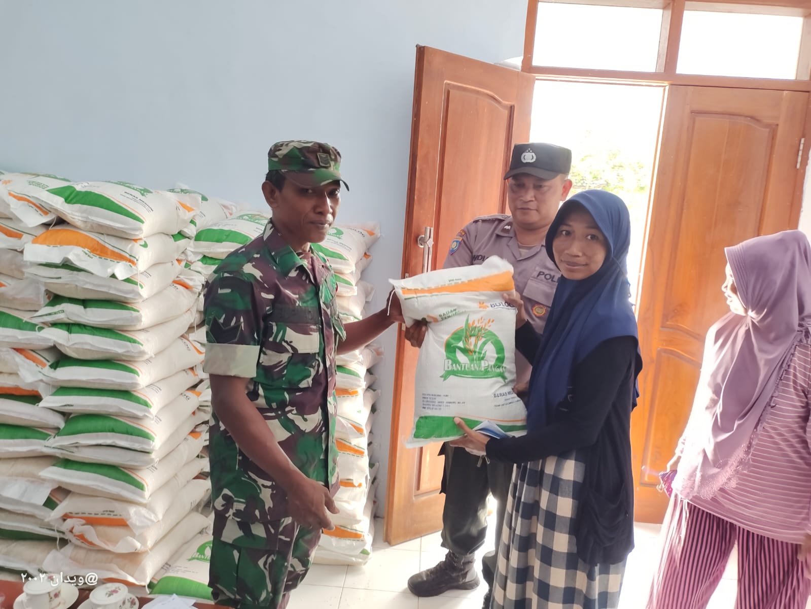 Bhabinkamtibmas Polsek Warujayeng Dampingi Penyaluran Bantuan Beras