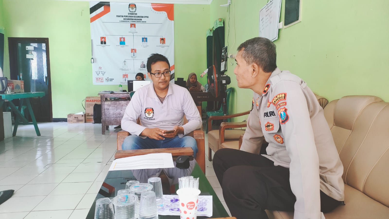 Kapolsek Nganjuk Kota Koordinasi Bersama Ketua PPK Dalam Rangka Kesiapan Pendistribusian Logistik Pemilu Tahun 2024