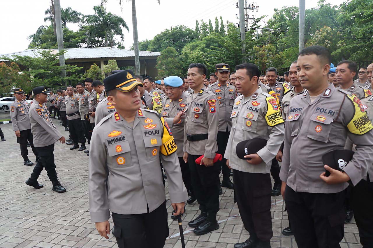 Kapolres Pimpin Gelar Apel Pengecekan dan Pemeriksaan Kesehatan serta Penampilan Anggota Polres Nganjuk