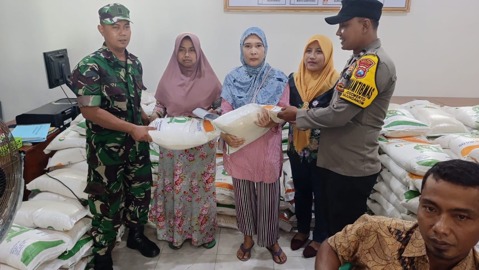 Bhabinkamtibmas Polsek Warujayeng Dampingi Penyaluran Bantuan Sosial