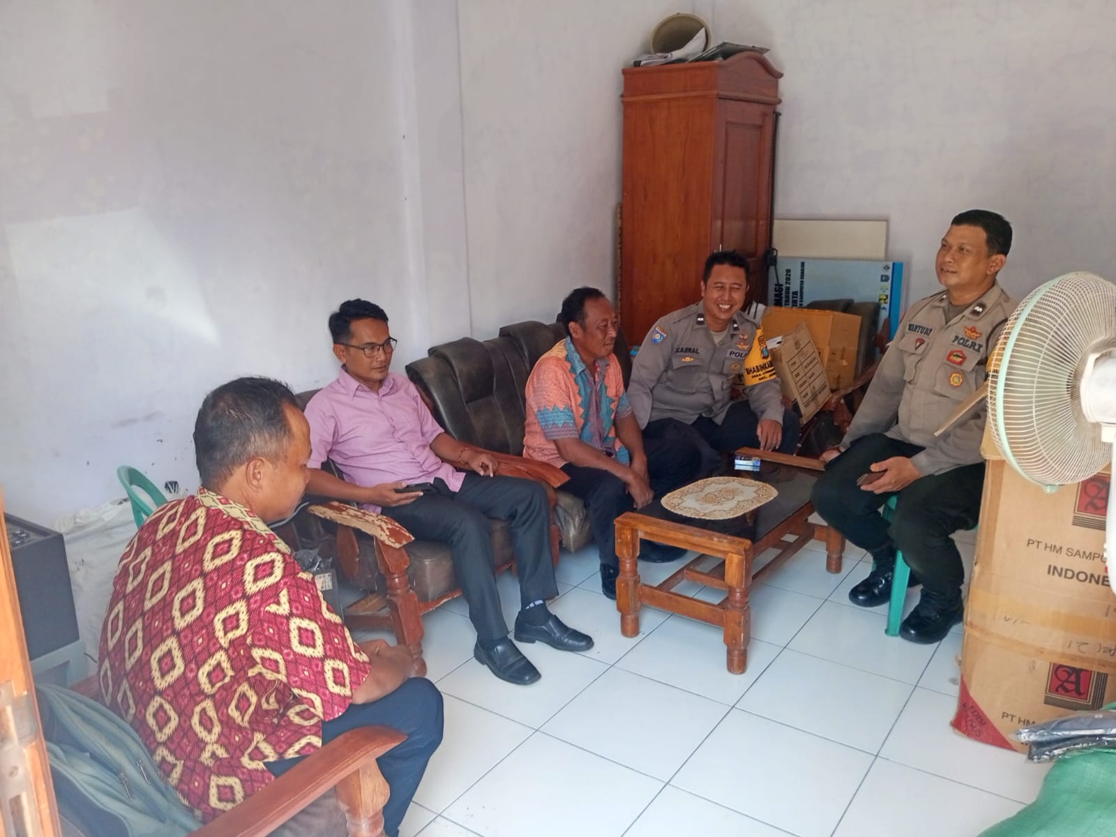 Sambangi Kantor Desa, Bhabinkamtibmas Ajak Perangkat Desa Lumpang Kuwek Jaga Kamtibmas