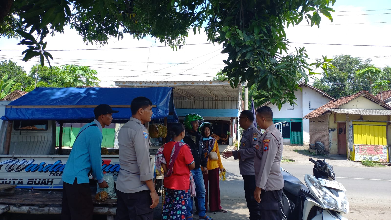 Patroli Dialogis Siang Hari Personel Polsek Jatikalen, Sampaikan Pesan Kamtibmas Kepada Warga