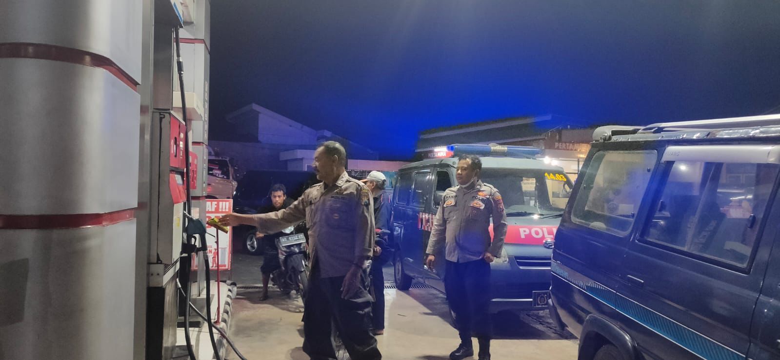 Pastikan Ketersediaan BBM, Polsek Warujayeng Lakukan Patroli SPBU