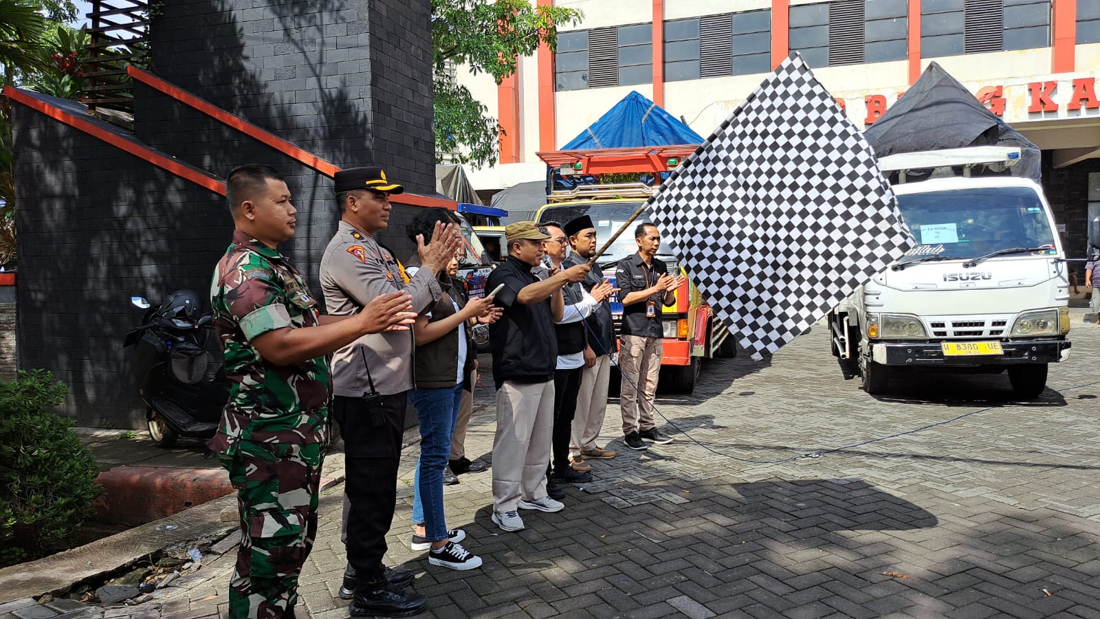 Polres Nganjuk Kawal Pendistribusian Logistik Pemilu 2024 Dari Gudang Sampai PPK guna Pastikan Keamanan