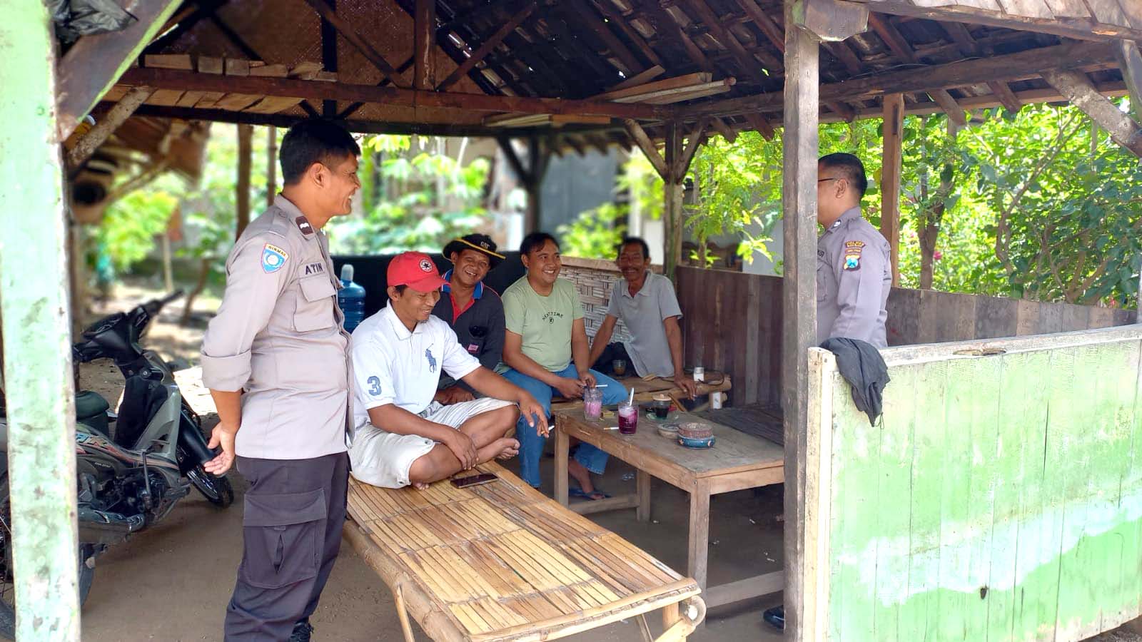 Patroli Dialogis Siang Hari Personel Polsek Jatikalen, Sampaikan Pesan Kamtibmas Kepada Warga