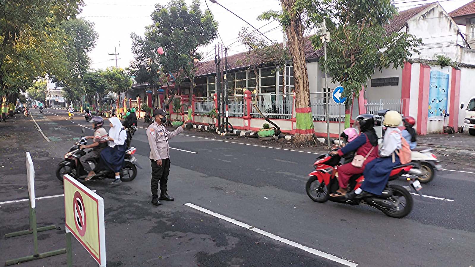 Polsek Nganjuk Kota Giat Pengaturan Lalu Lintas, Penyeberangan Anak Sekolah, dan Antisipasi Laka Lantas
