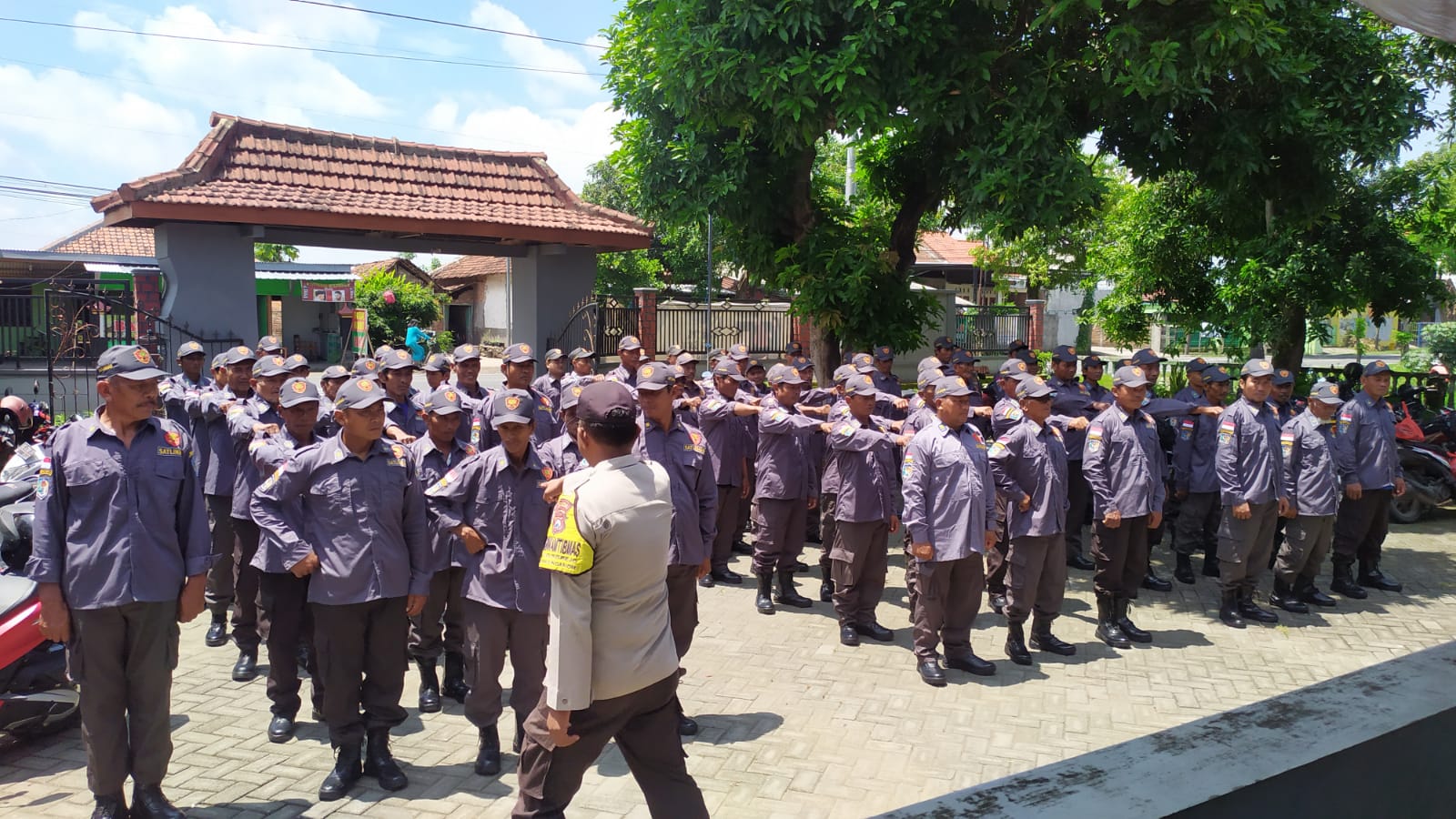 Jelang Pemungutan Suara, Bhabinkamtibmas Kedungrejo Beri Pelatihan Linmas Binaannya