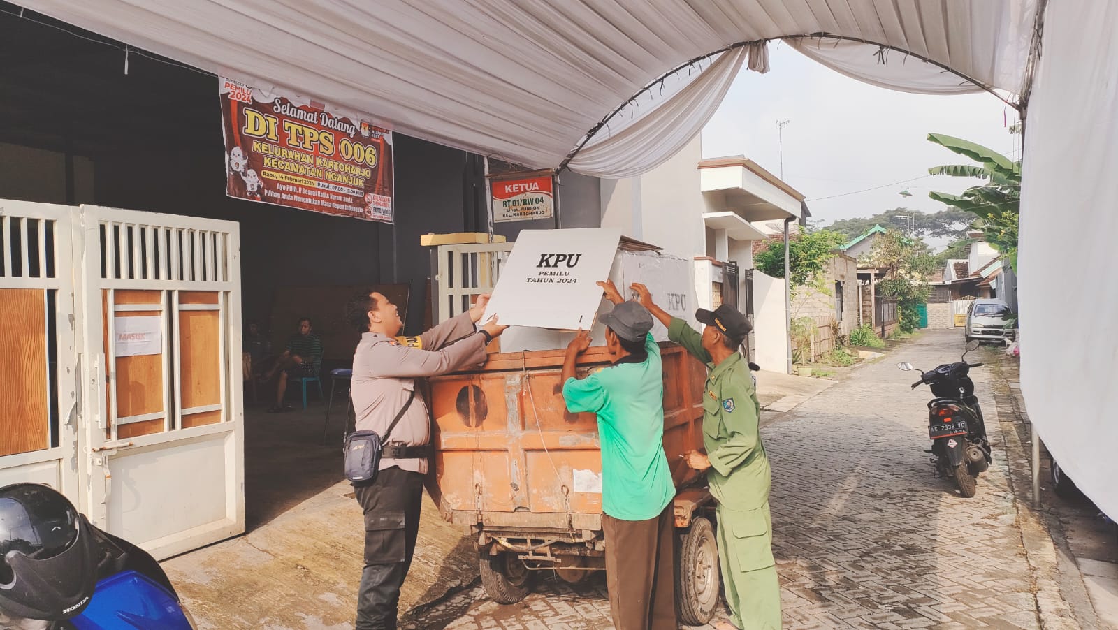 Polsek Nganjuk Kota Bantu Kawal Distribusi Kotak Suara dari TPS ke PPK
