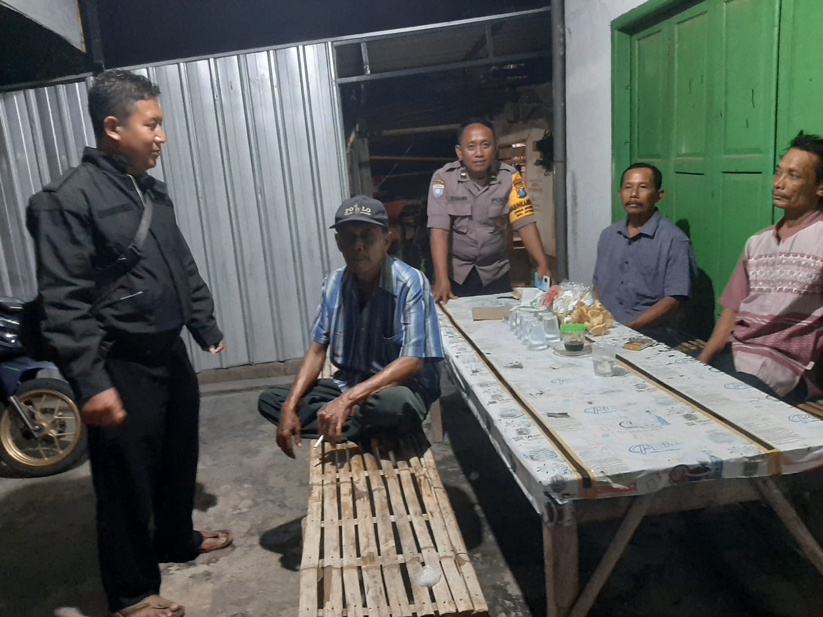 Lakukan Patroli Dialogis Malam Hari, Ka Spkt Polsek Sambangi Warga