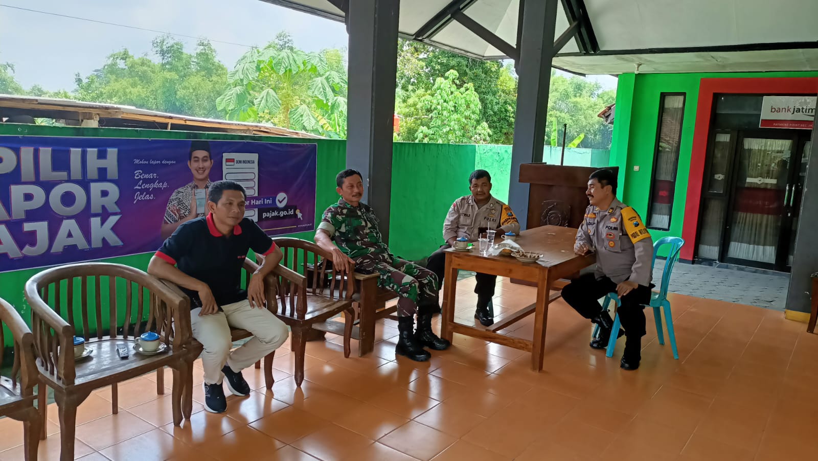 Polsek Jatikalen Laksanakan Pengamanan Gudang Logistik Pemilu 2024 Di Kantor PPK Kecamatan Jatikalen