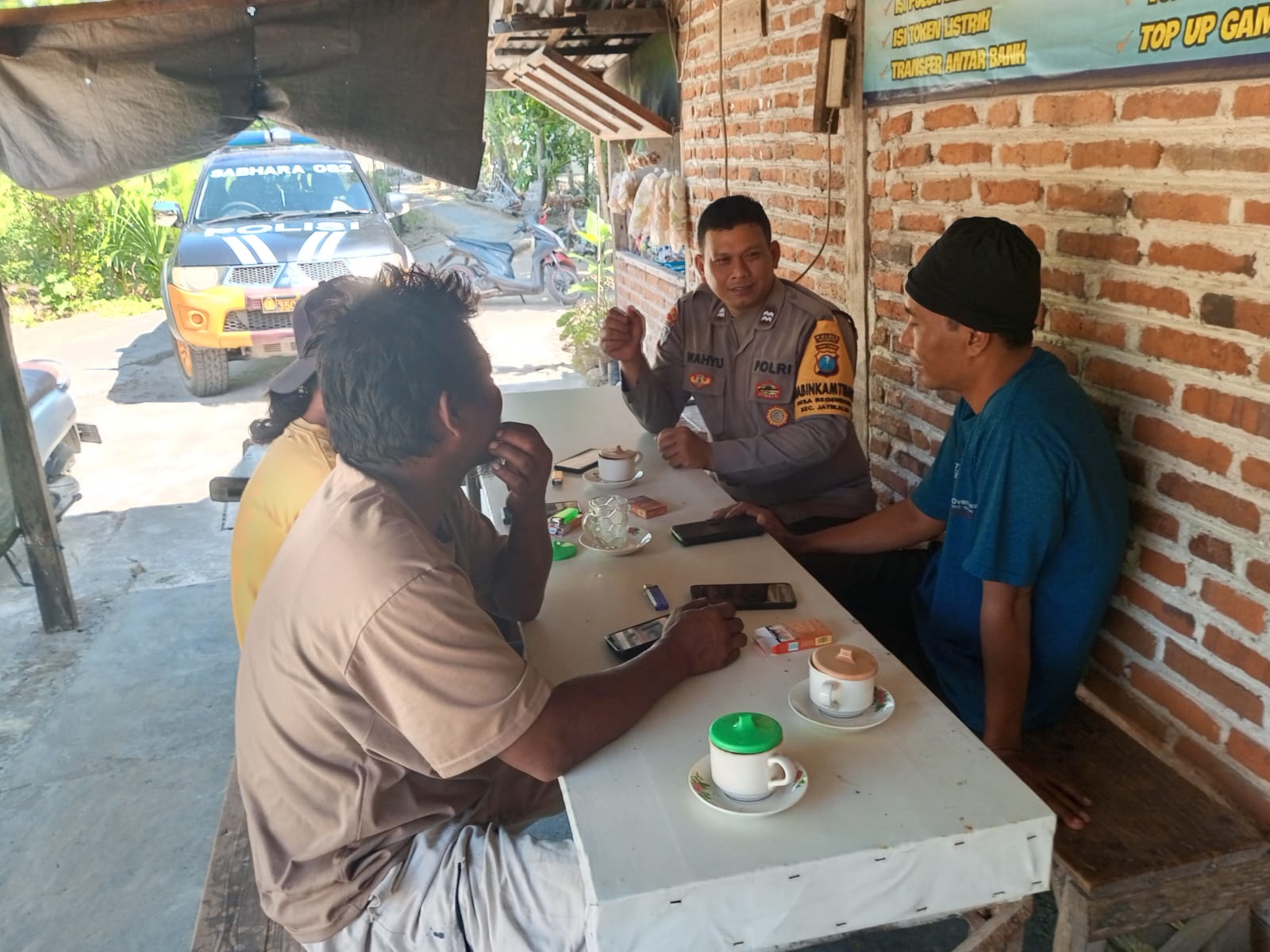 Sambang Ke Warga, Bhabinkamtibmas Desa Begendeng Himbau Waspada Berita Hoax