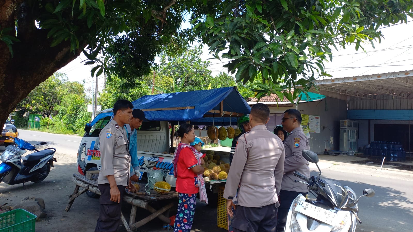 Patroli Dialogis Siang Hari Personel Polsek Jatikalen, Sampaikan Pesan Kamtibmas Kepada Warga