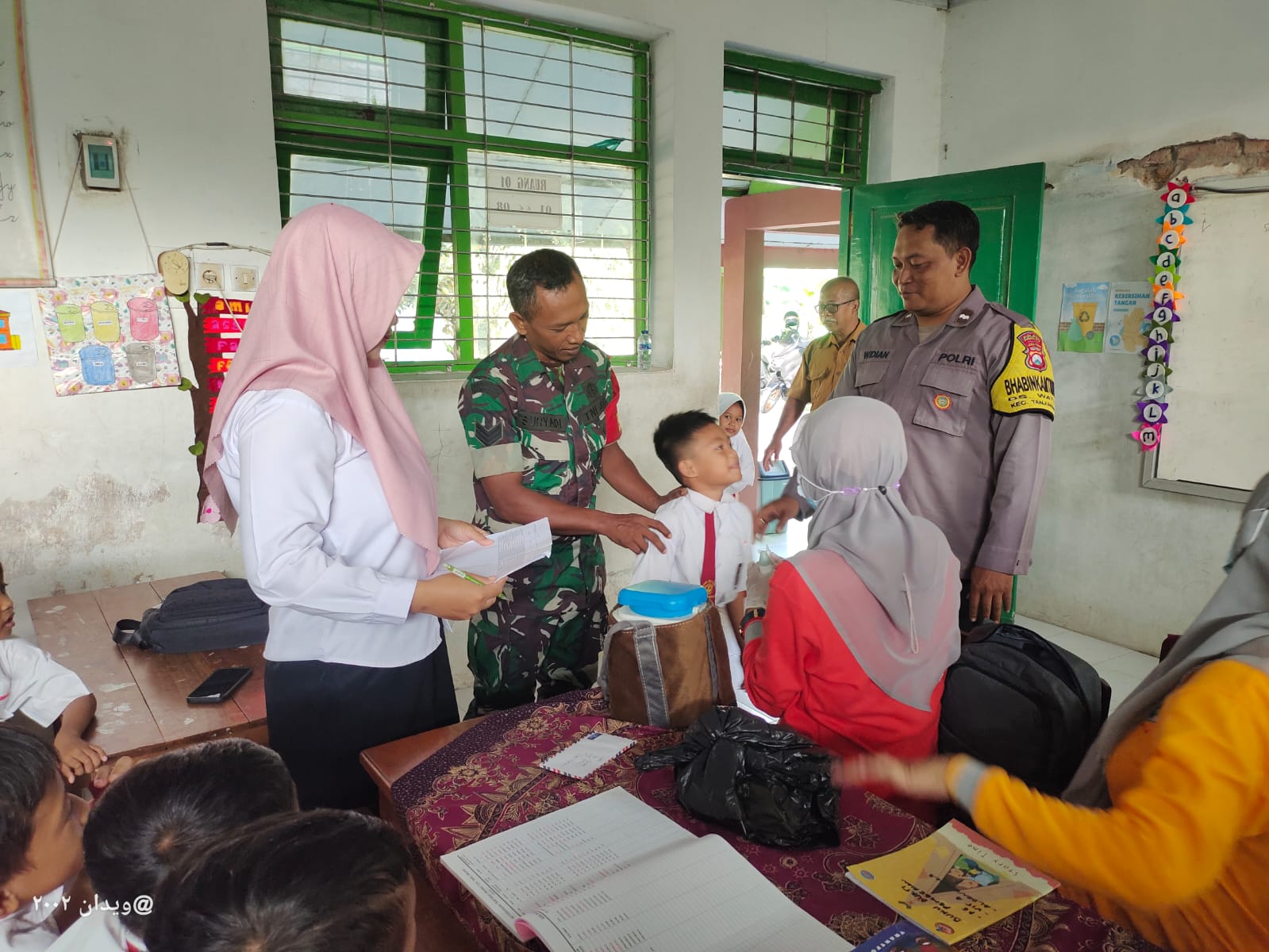 Bhabinkamtibmas Wates Polsek Warujayeng Dampingi Pelaksanaan PIN Polio