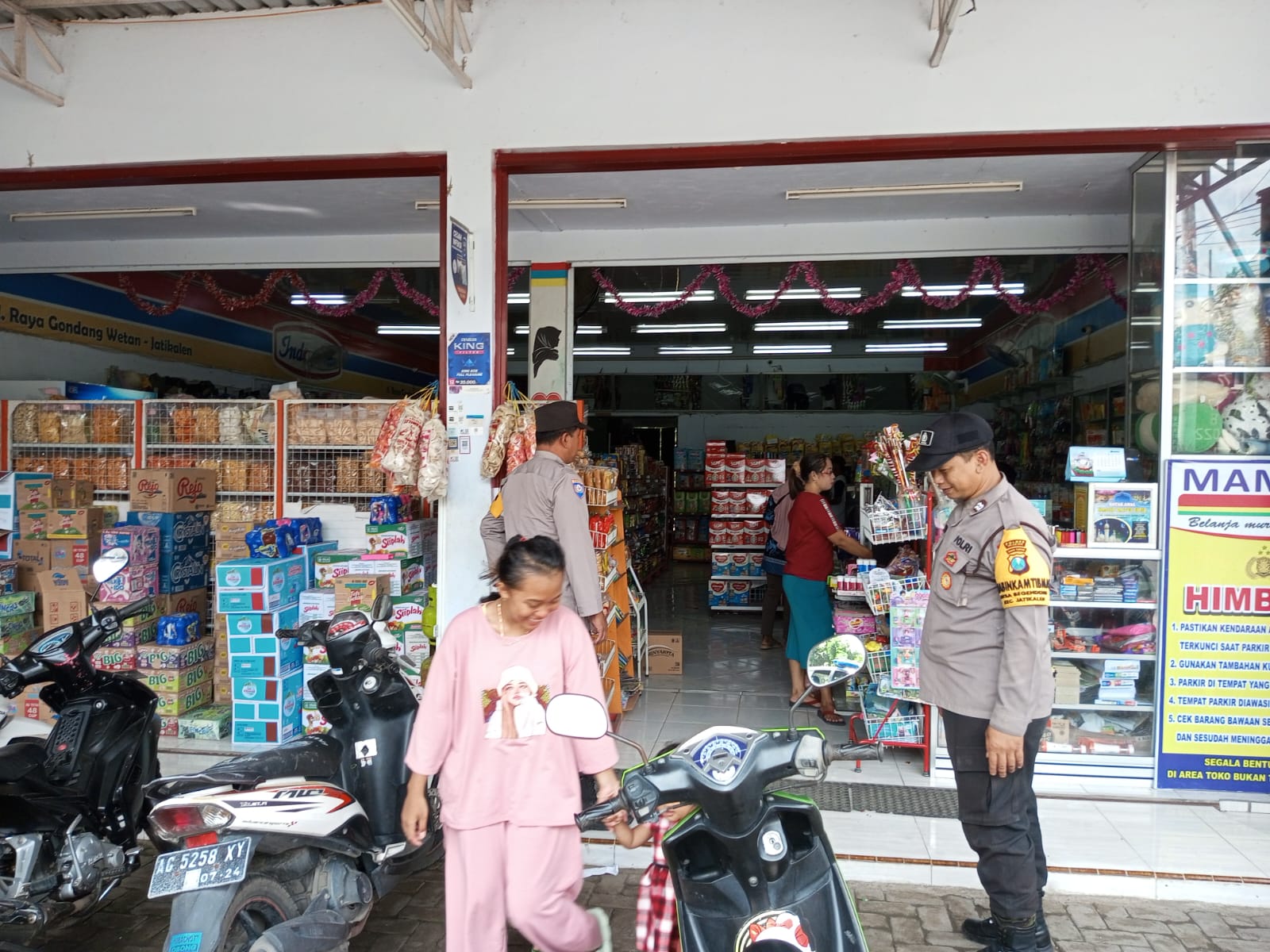 Polsek Jatikalen Patroli dialogis dengan karyawan minimarket dan warga