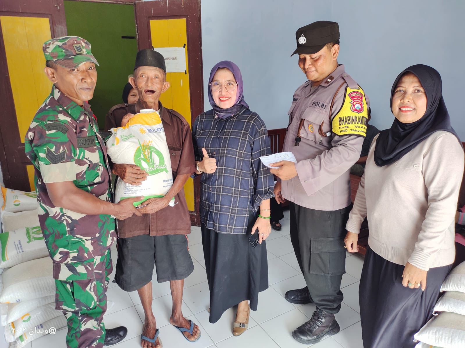 Bhabinkamtibmas Polsek Warujayeng Dampingi Penyaluran Beras Cadangan Pemerintah