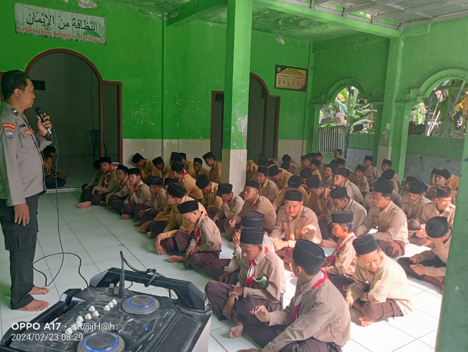 Cegah Kenakalan Remaja, Bhabinkamtibmas Polsek Warujayeng Beri Penyuluhan di MTs Darunnajah Banjaranyar