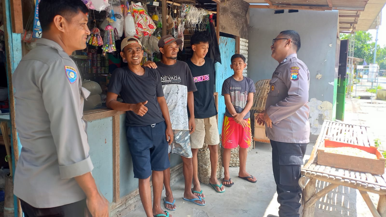 Polsek Jatikalen Patroli Dialogis Dengan Pemuda Yang Nongkrong Dipertokoan