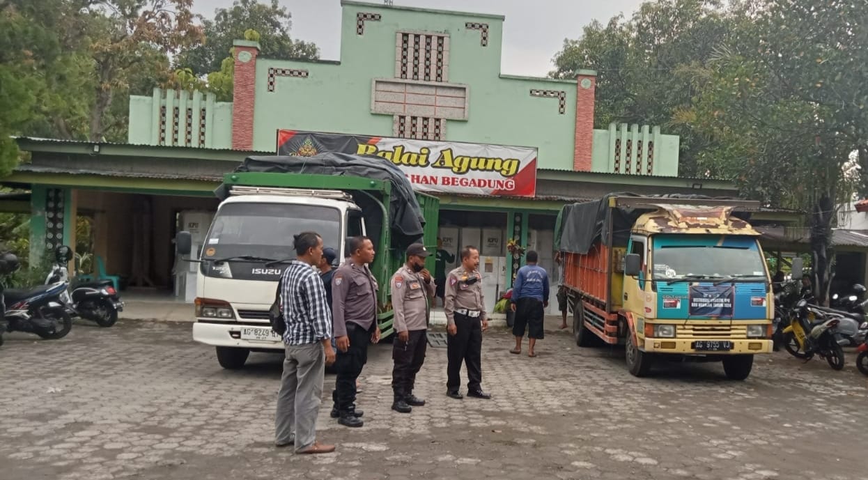Polsek Nganjuk Kota Lakukan Pengamanan dan Pengawalan Logistik Pemilu 2024 dari Gudang PPK ke Gudang KPUD